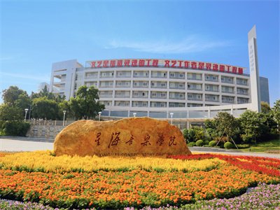 學(xué)校北門(mén)